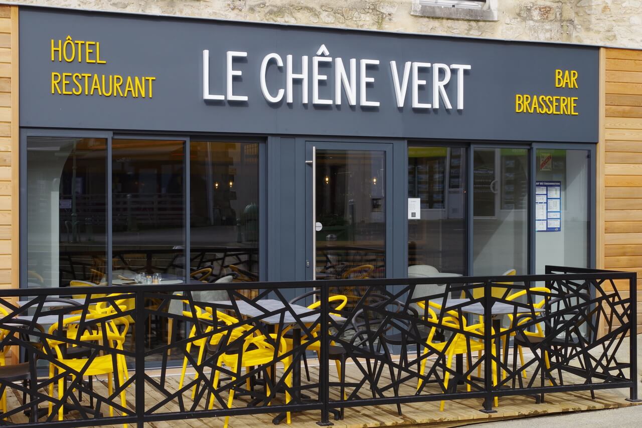 Hôtel le Chêne Vert, terrasse extérieure ensoleillée